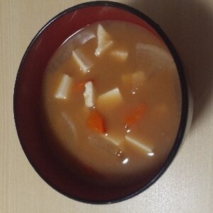 豆腐・人参・大根の味噌汁